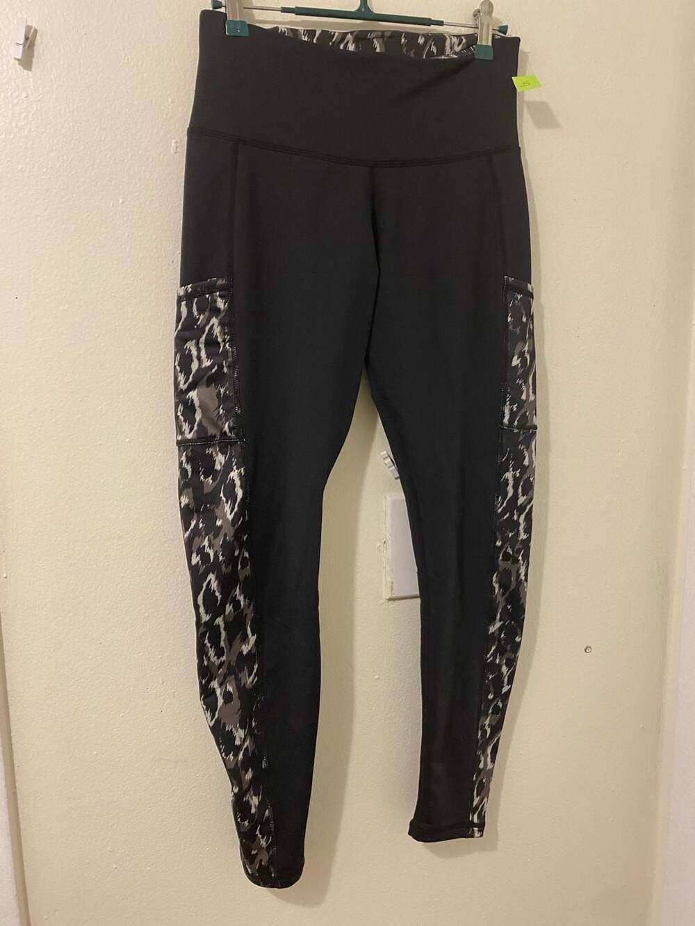 Hot Chillys Women's Size S/P Black Animal Print Side Pocket Leggings